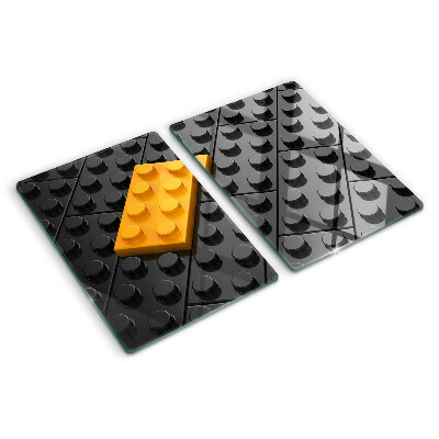 Snijplanken van glas LEGO-blokjes op een zwarte achtergrond