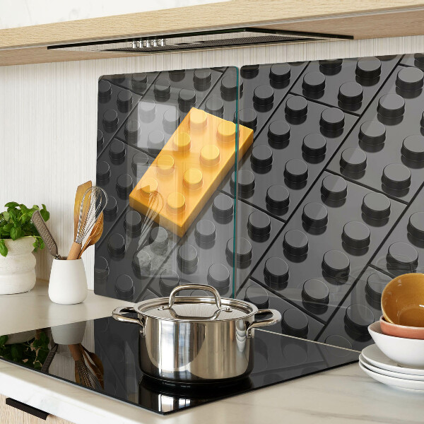 Snijplanken van glas LEGO-blokjes op een zwarte achtergrond