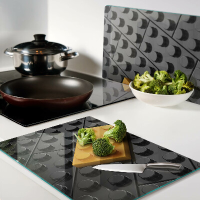 Snijplanken van glas LEGO-blokjes op een zwarte achtergrond