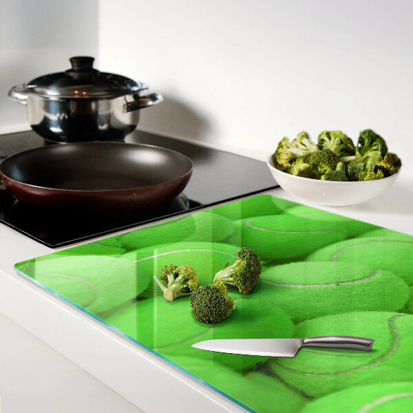 Snijplanken glas Tennisballen op een groene achtergrond