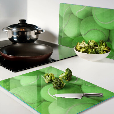 Snijplanken glas Tennisballen op een groene achtergrond