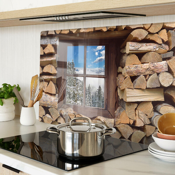 Snijplanken van glas Uitzicht op een winterlandschap door het raam.