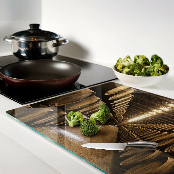 Snijplanken van glas Interieur van een wijnmakerij met vaten.