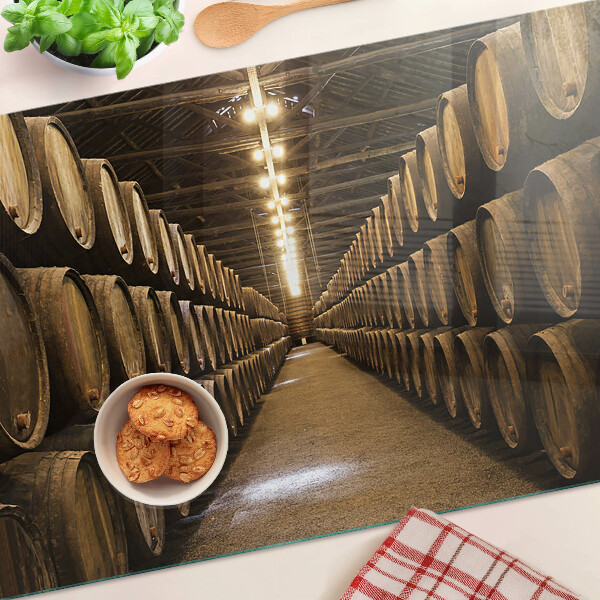 Snijplanken van glas Interieur van een wijnmakerij met vaten.