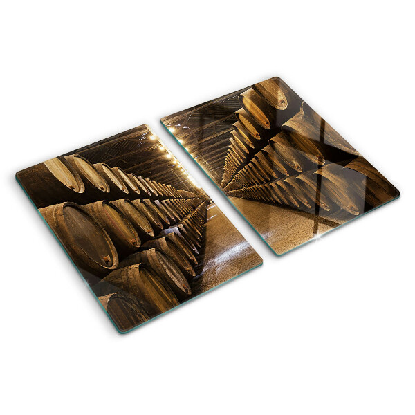 Snijplanken van glas Interieur van een wijnmakerij met vaten.