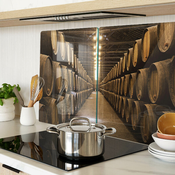 Snijplanken van glas Interieur van een wijnmakerij met vaten.