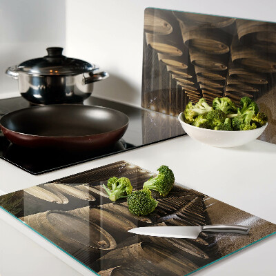 Snijplanken van glas Interieur van een wijnmakerij met vaten.