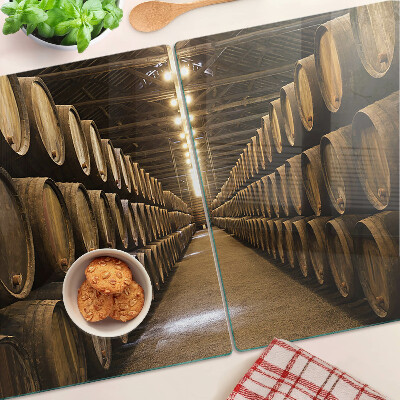 Snijplanken van glas Interieur van een wijnmakerij met vaten.