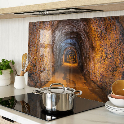 Glazen snijplanken Een tunnel in een grot met verlichting