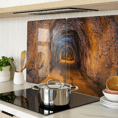 Glazen snijplanken Een tunnel in een grot met verlichting