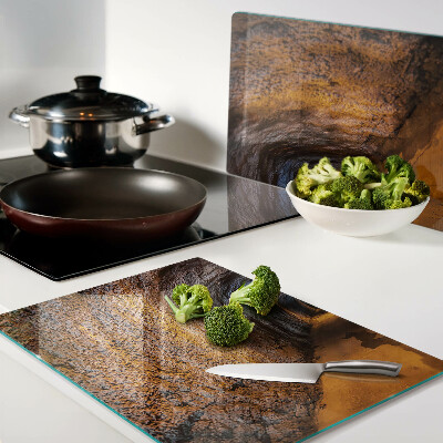 Glazen snijplanken Een tunnel in een grot met verlichting