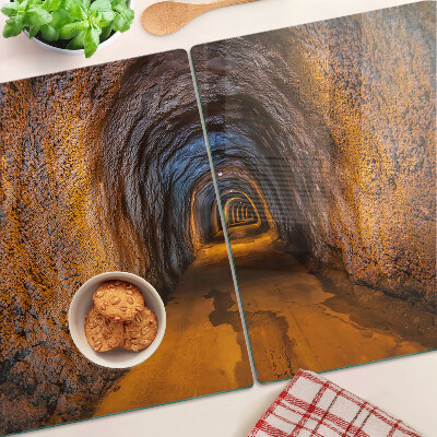 Glazen snijplanken Een tunnel in een grot met verlichting