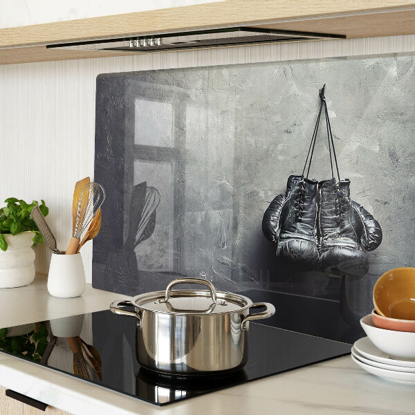 Glazen snijplanken Een fauteuil in een minimalistisch interieur