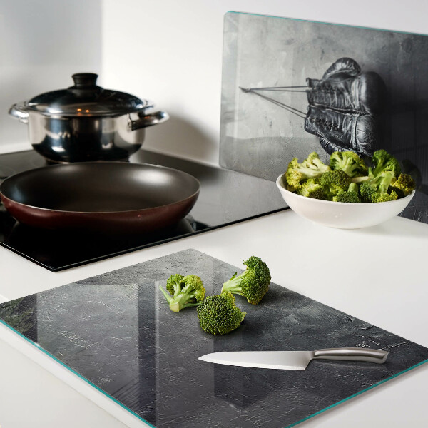 Glazen snijplanken Een fauteuil in een minimalistisch interieur