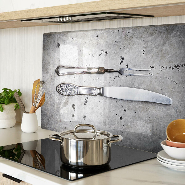 Snijplanken glas Bestek op een betonnen achtergrond