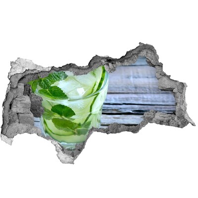 3D sticker gat in stenen muur Een verfrissende cocktail op het houten terras.