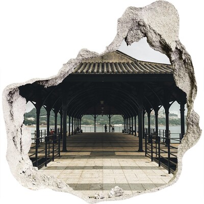 3D muursticker effect gat in de muur Uitzicht op de pier vanaf het water.