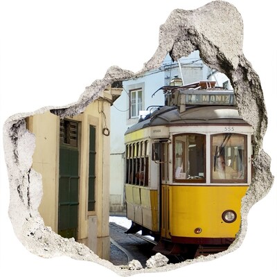 3D wandsticker gat in de muur Een gele tram in een smalle straat.