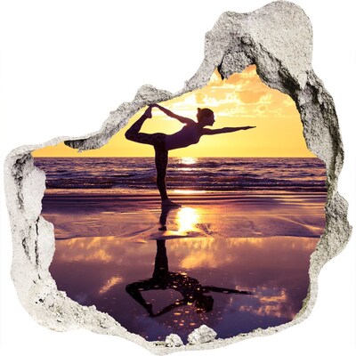 3D muursticker effect gat in de muur Yoga op het strand bij zonsondergang