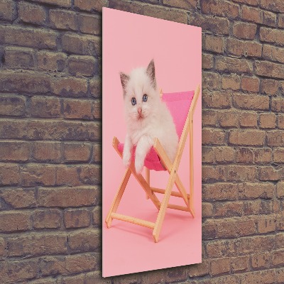 Staand foto in plexiglas Kat op een ligstoel