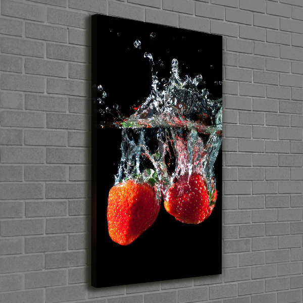 Verticale canvasfoto Aardbeien onder water