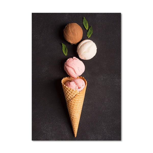 Verticale glasfoto IJs in een wafelhoorntje