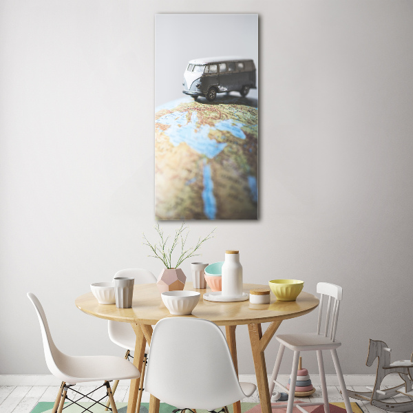 Verticale glasfoto Van op een globe