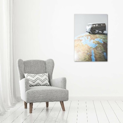 Verticale glasfoto Van op een globe