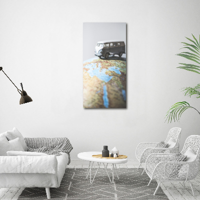 Verticale glasfoto Van op een globe