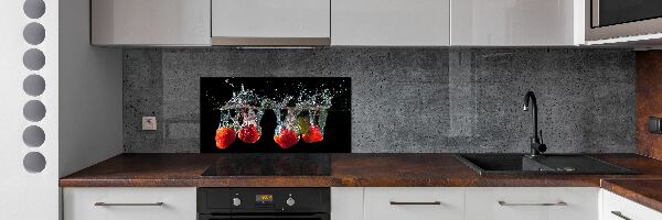 Spatplaat keuken Aardbeien onder water