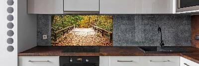 Glazen achterwand keuken Brug in het herfstbos