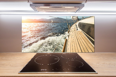 Achterwand keuken Een zeilboot op zee