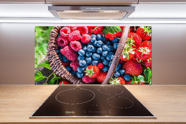 Glazen achterwand keuken Een mand met bosvruchten