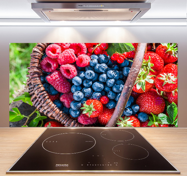 Glazen achterwand keuken Een mand met bosvruchten