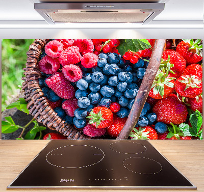 Glazen achterwand keuken Een mand met bosvruchten