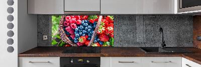 Glazen achterwand keuken Een mand met bosvruchten