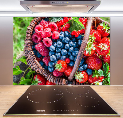 Glazen achterwand keuken Een mand met bosvruchten