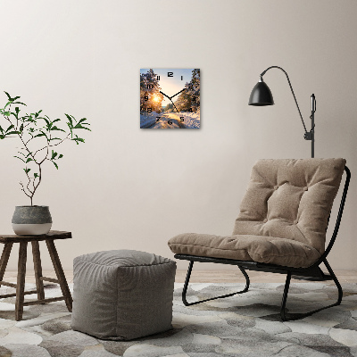 Vierkante glas klok Een weg in het bos in de winter.