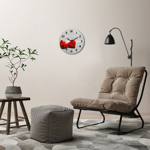 Ronde glazen wandklok Harten op hout