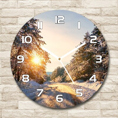 Ronde glas klok Een weg in het bos in de winter.