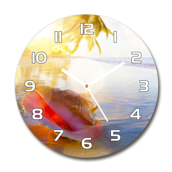 Ronde glazen wandklok Een schelp op het strand