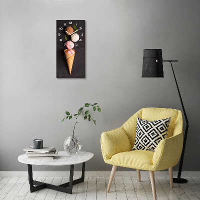 Glazen klok rechthoekige IJs in een wafelhoorntje