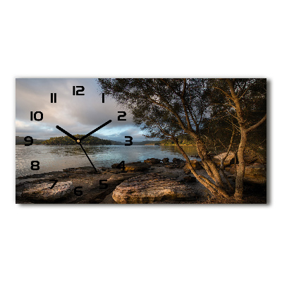 Glazen klok horizontaal Een boom aan de rivier