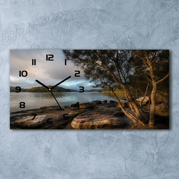 Glazen klok horizontaal Een boom aan de rivier