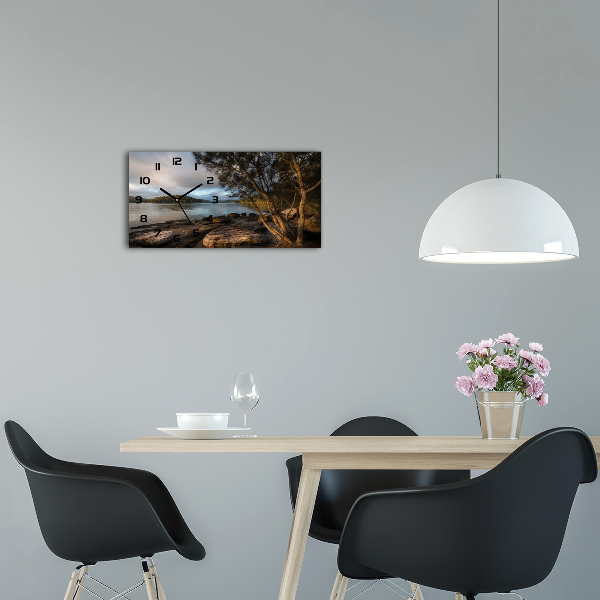 Glazen klok horizontaal Een boom aan de rivier