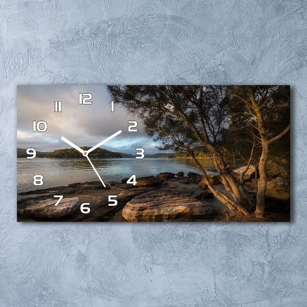 Glazen klok horizontaal Een boom aan de rivier