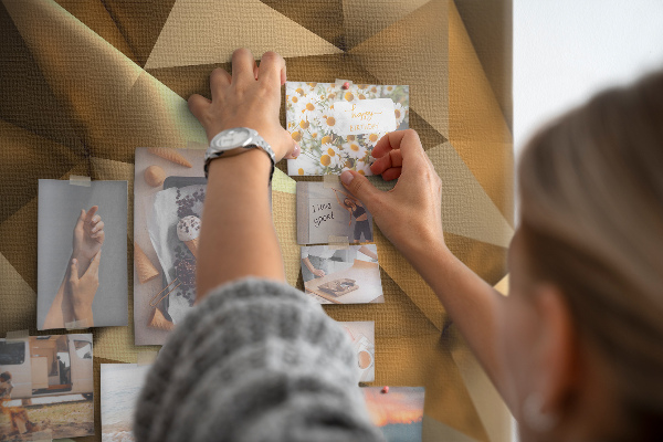 Memobord van kurk met geometrische patronen in bruintinten