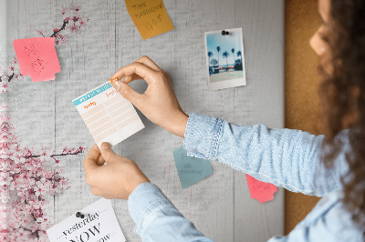 Prikbord van kurk met bloemtakken op een lichte achtergrond