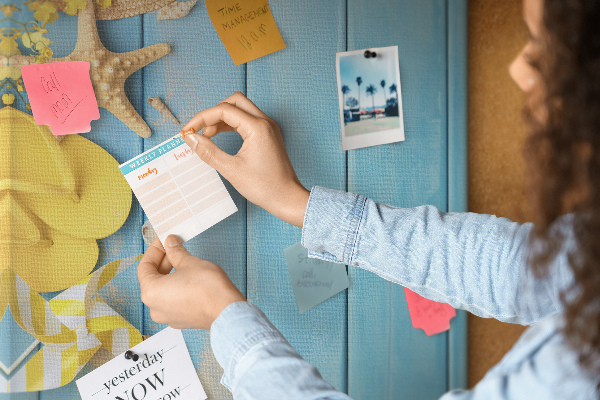 Bedrukt kurk zomeraccessoires tegen een blauwe houten achtergrond