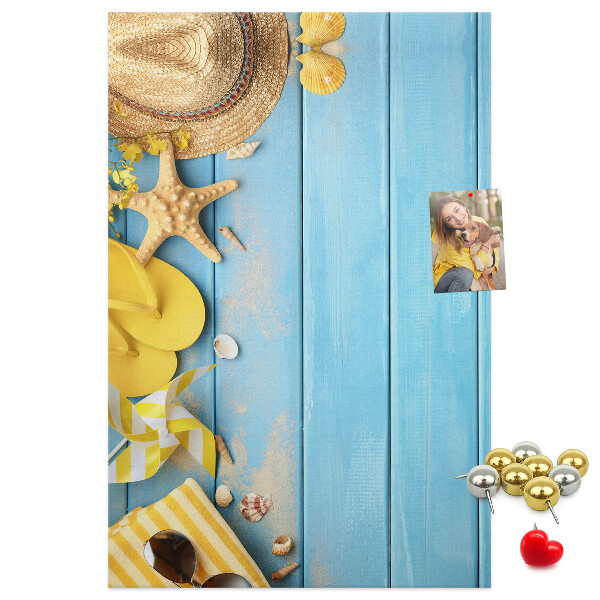 Bedrukt kurk zomeraccessoires tegen een blauwe houten achtergrond
